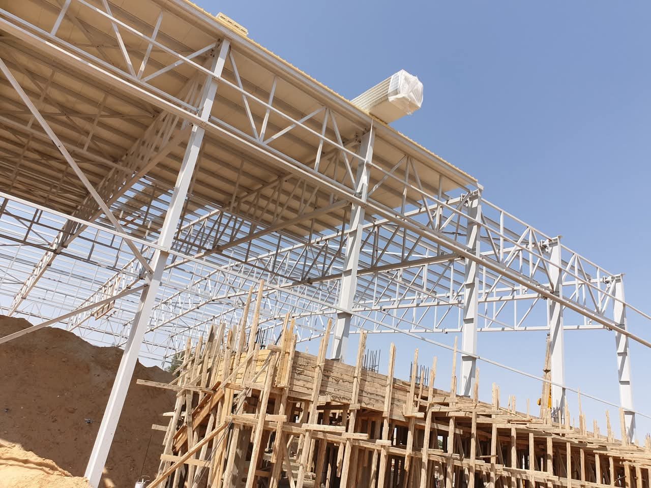 مقارنة بين مبنى من الساندوتش بانل ومواد بناء تقليدية