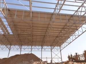تصميم هندسي لهنجر زراعي بمقاطع حديدية مجلفنة لتوفير الحماية المثلى ضد الرطوبة والصدأ.