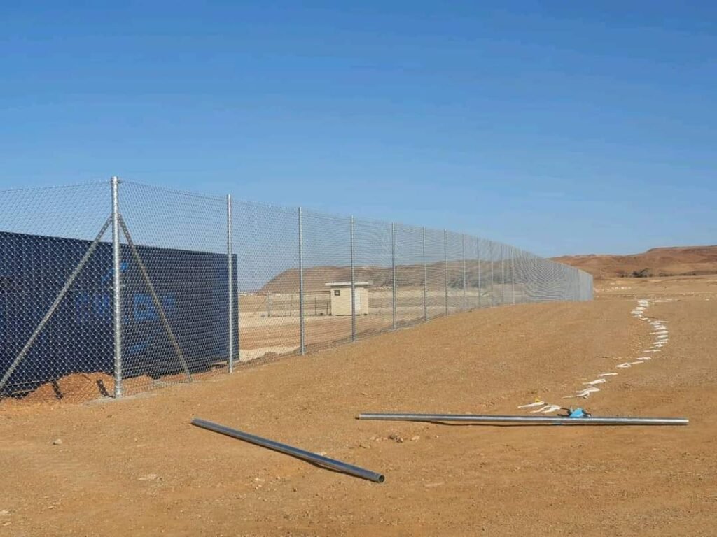 شبك معدني مرتفع يستخدم كحاجز أمني في مشروع حكومي