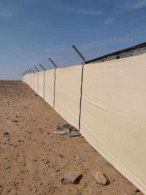 شبوك سلكية مثبتة على أعمدة حديدية داخل مزرعة