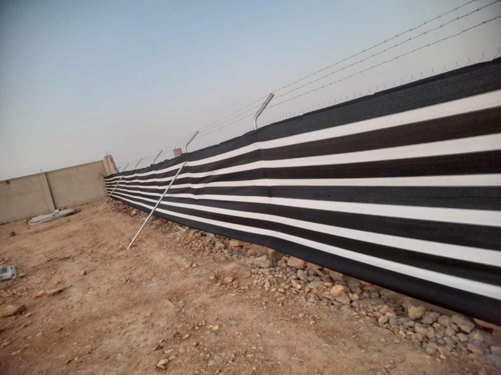 شبوك مجلفنة مقاومة للصدأ مركبة في منطقة مفتوحة بالدمام