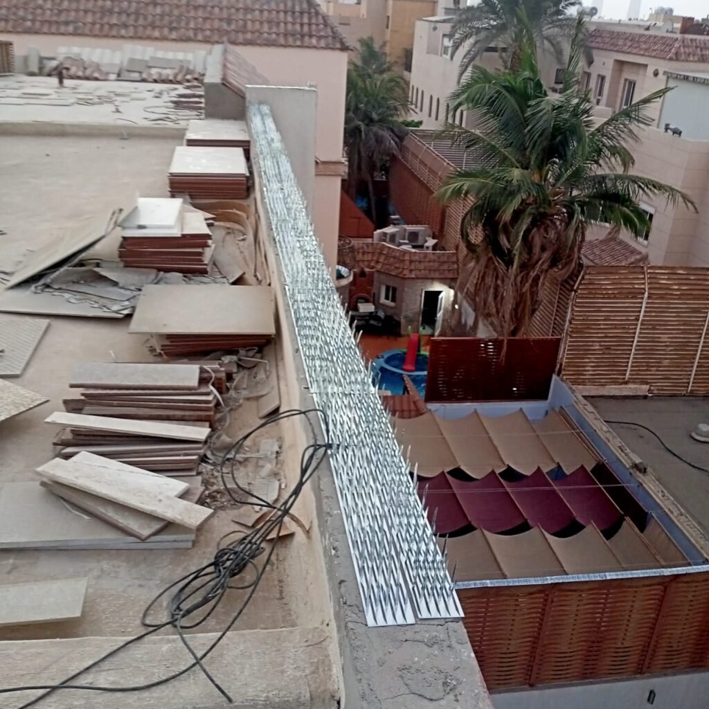 شبك بلاستيكي شفاف طارد للحمام مثبت على شبابيك فيلا في الدمام