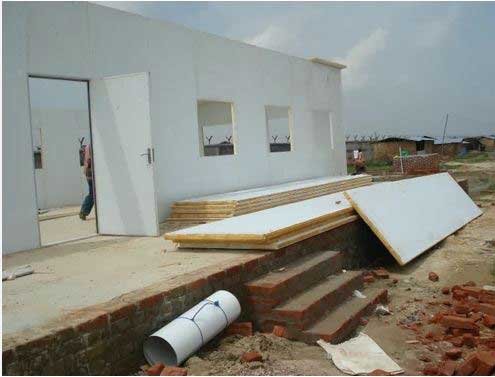 تركيب ألواح ساندوتش بانل على سطح مستودع في الشرقية بجودة عالية