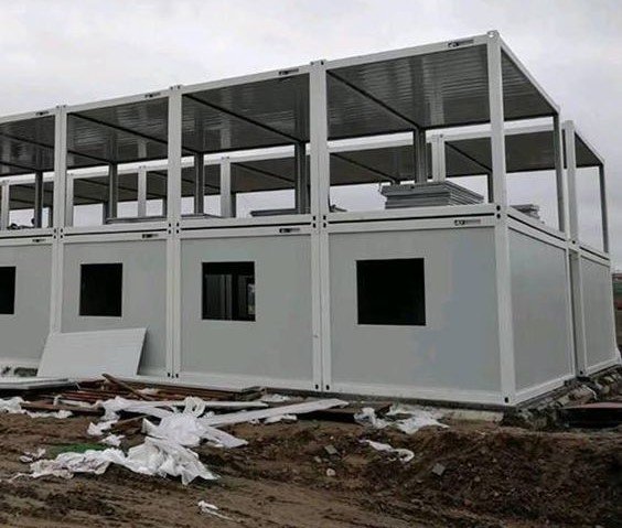 تركيب ساندوتش بانل في مشروع بناء تجاري باستخدام أدوات احترافية